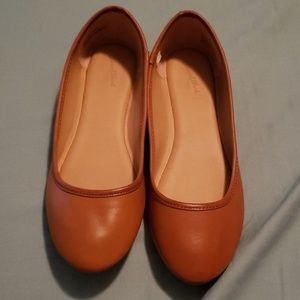 **NEVER WORN** Brown flats